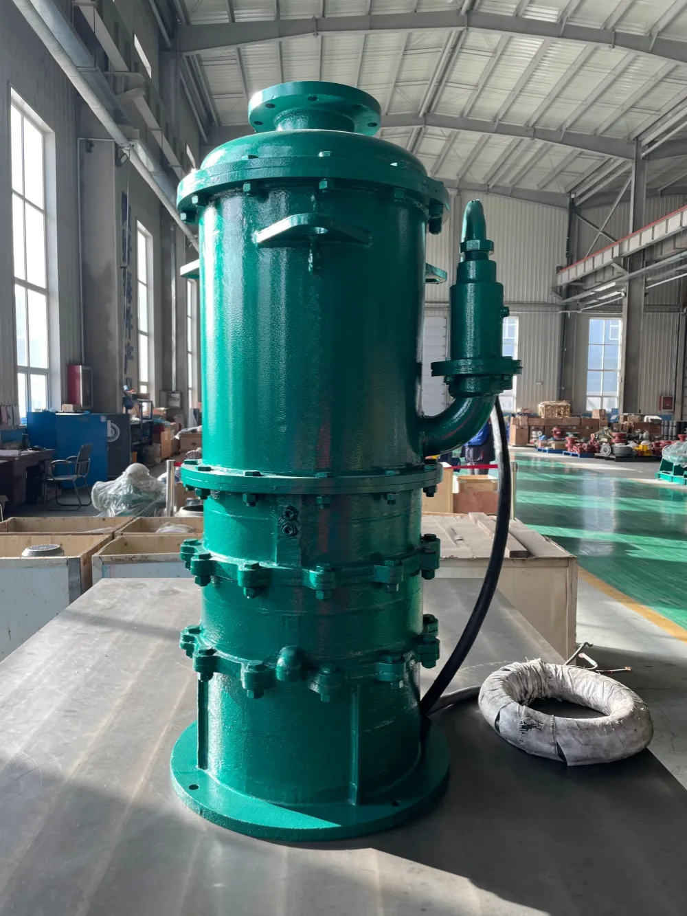 Air-isolated unattended submersible sand pump